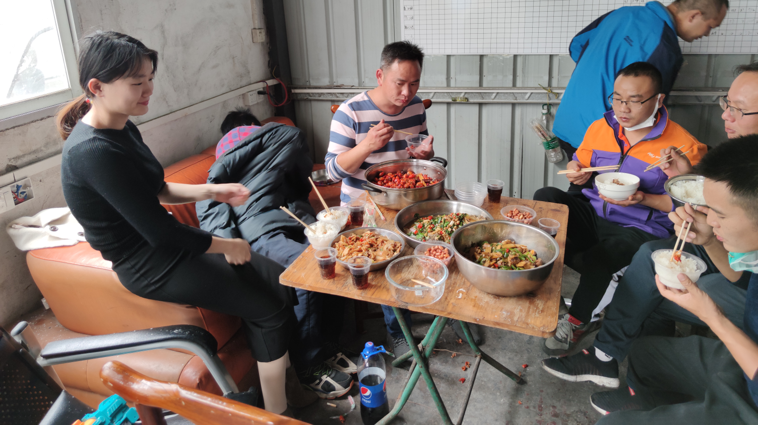 12斤龙虾肉一只公鸡一条3斤的鲫鱼,2箱啤酒5瓶牛栏山,喝个痛快!